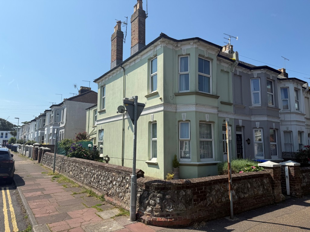 Lot: 117 - FREEHOLD PART-POSSESSION PROPERTY CLOSE TO TOWN CENTRE - External of End-of-terrace Property